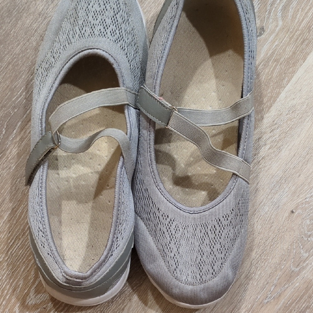 Stylish Women's Gray Flats
